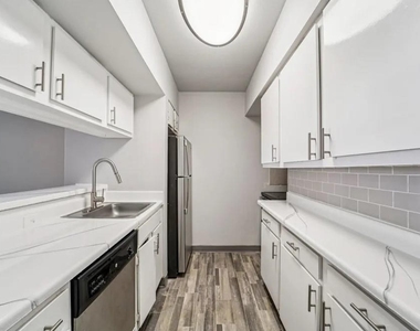 2815 Greenridge Drive - Photo Thumbnail 6