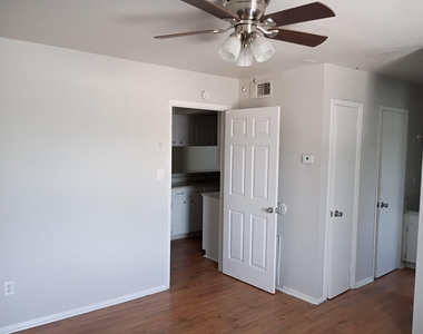1518 East Avenue - Photo Thumbnail 2