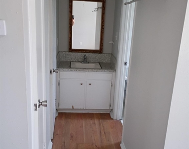 1518 East Avenue - Photo Thumbnail 3