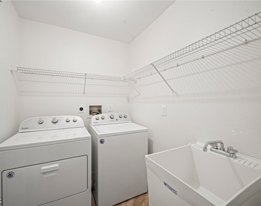 210 Ne 10th Avenue - Photo Thumbnail 1