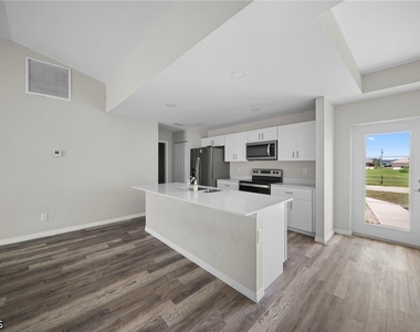 202 Nw 25th Place - Photo Thumbnail 7