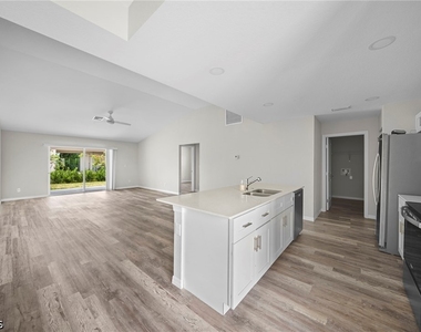 202 Nw 25th Place - Photo Thumbnail 4
