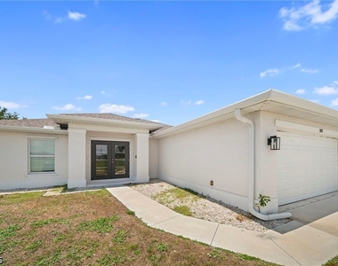 202 Nw 25th Place - Photo Thumbnail 3