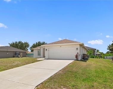 202 Nw 25th Place - Photo Thumbnail 2