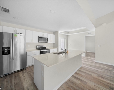202 Nw 25th Place - Photo Thumbnail 6