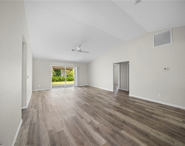 202 Nw 25th Place - Photo Thumbnail 8
