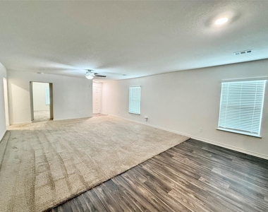 521 Locksley Cove - Photo Thumbnail 3