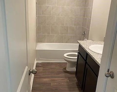 521 Locksley Cove - Photo Thumbnail 8