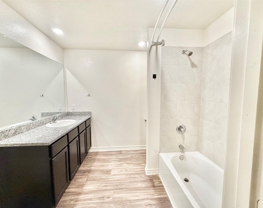 521 Locksley Cove - Photo Thumbnail 12