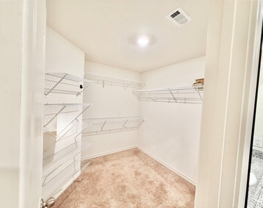 521 Locksley Cove - Photo Thumbnail 14