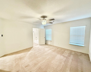 521 Locksley Cove - Photo Thumbnail 11