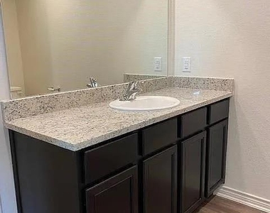 521 Locksley Cove - Photo Thumbnail 13