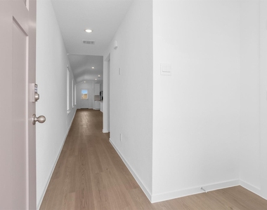 3518 Grassland Dr - Photo Thumbnail 2