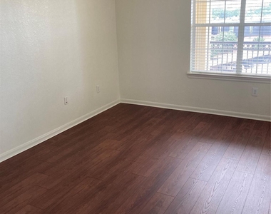 7575 Kirby Drive - Photo Thumbnail 10