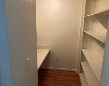 7575 Kirby Drive - Photo Thumbnail 16