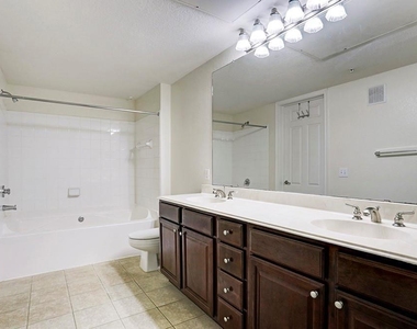 7575 Kirby Drive - Photo Thumbnail 12