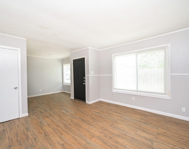 506 N 3rd Street - Photo Thumbnail 3