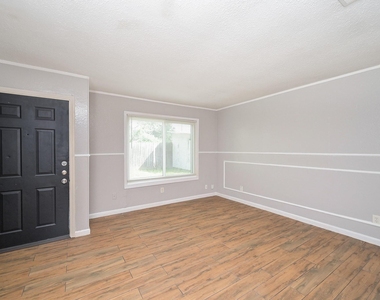 506 N 3rd Street - Photo Thumbnail 2