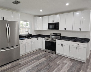 4051 Nw 19th Avenue - Photo Thumbnail 3