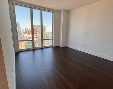 East 44th Street - Photo Thumbnail 4