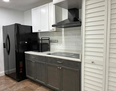 5701 Gatlin Avenue - Photo Thumbnail 4