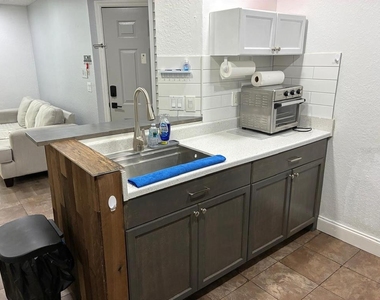 5701 Gatlin Avenue - Photo Thumbnail 3