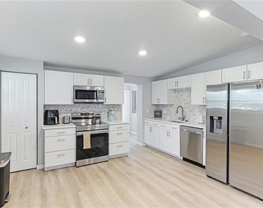 1023 Roberta Street - Photo Thumbnail 4