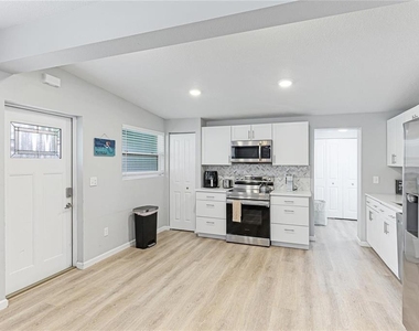 1023 Roberta Street - Photo Thumbnail 3