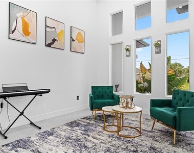 230 W Pine Valley Lane - Photo Thumbnail 2