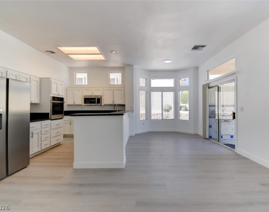 10800 Mission Lakes Avenue - Photo Thumbnail 13
