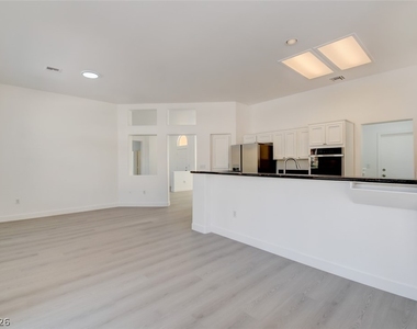 10800 Mission Lakes Avenue - Photo Thumbnail 11