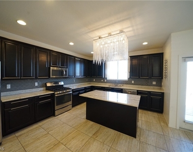 880 Cool Aquamarine Street - Photo Thumbnail 10