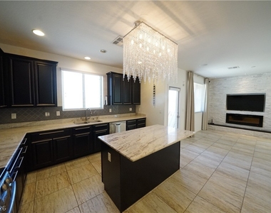 880 Cool Aquamarine Street - Photo Thumbnail 12