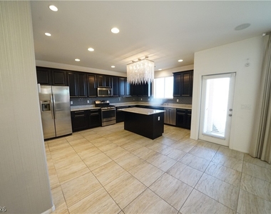880 Cool Aquamarine Street - Photo Thumbnail 9