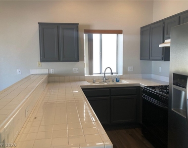 916 Clubview Drive - Photo Thumbnail 6