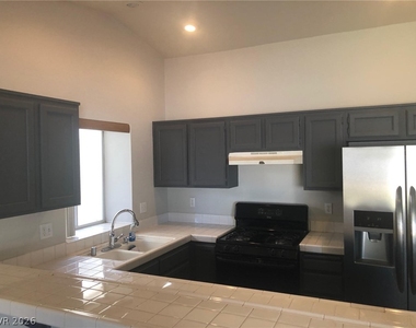 916 Clubview Drive - Photo Thumbnail 8