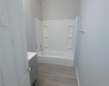 406 Union Place - Photo Thumbnail 4
