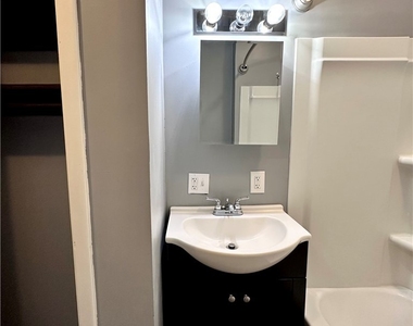 688 Columbus Parkway - Photo Thumbnail 10