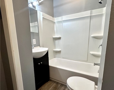 688 Columbus Parkway - Photo Thumbnail 8