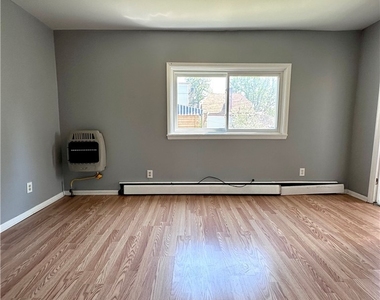 688 Columbus Parkway - Photo Thumbnail 3