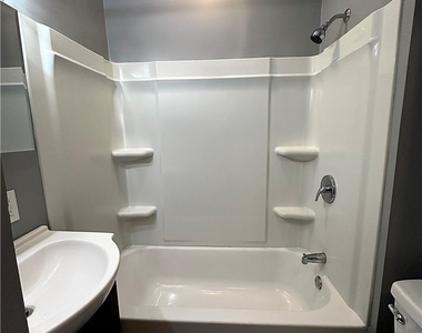 688 Columbus Parkway - Photo Thumbnail 9