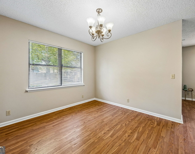 132 Woodvalley Drive - Photo Thumbnail 8