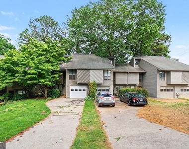 1006 Creatwood Circle Se - Photo Thumbnail 1