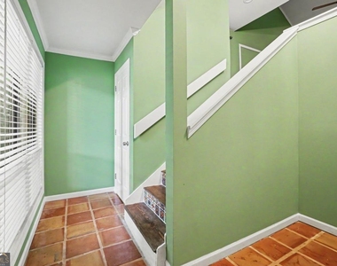 1006 Creatwood Circle Se - Photo Thumbnail 3
