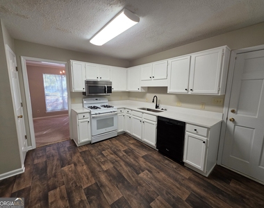 302 Henley Way - Photo Thumbnail 4