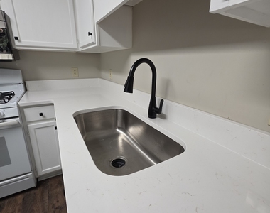 302 Henley Way - Photo Thumbnail 5