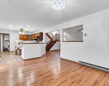 1112 Larchmont Street - Photo Thumbnail 4