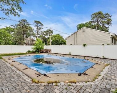 1112 Larchmont Street - Photo Thumbnail 18