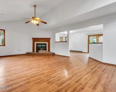 1112 Larchmont Street - Photo Thumbnail 6