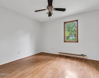 1112 Larchmont Street - Photo Thumbnail 12